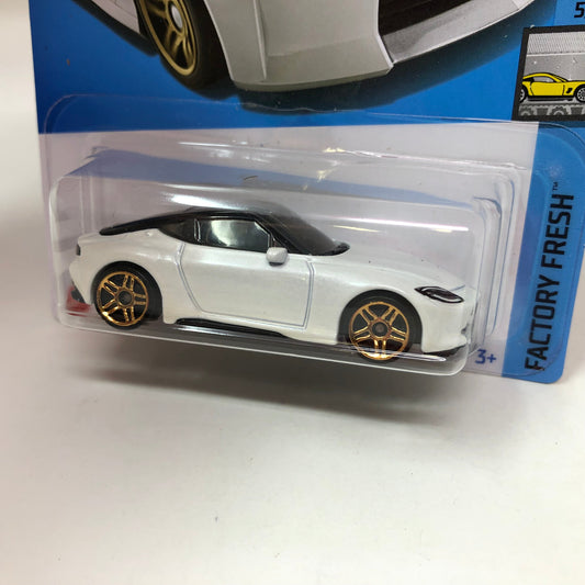 Nissan Z Proto #124 * White * 2022 Hot Wheels Basic